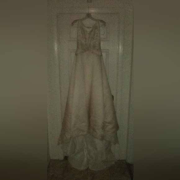 Wedding dress - Picture 2 of 10